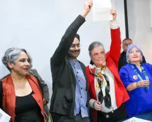 Desbordado acto político de respaldo de senadora Clara López y el movimiento Todos Somos Colombia a candidato Iván Cepeda: alrededor de mil personas quedaron por fuera del recinto