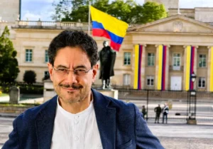 Iván Cepeda sigue punteando, rompe su techo en las recientes encuestas y dobla a los candidatos de la ultraderecha; también les gana en segunda vuelta