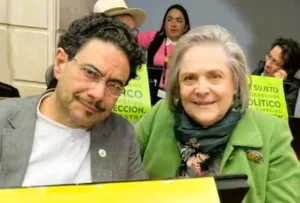 Senadora Clara López resigna su aspiración presidencial y en un gesto por contribuir a consolidar el proyecto progresista en Colombia se suma a la candidatura de Iván Cepeda