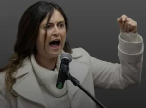 Las mentiras de Paloma Valencia sobre la campaña de Iván Cepeda y su justificación del paramilitarismo