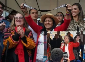 Con un entusiasta llamado a la activa participación de los jóvenes en la definición del proceso electoral, senadora Clara López acompañó a la mayora Aída Quilcué en el encuentro con estudiantes de la Universidad Nacional