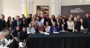 “Colombia decide entre dos modelos: uno que propende por la ética pública y la democracia; y otro que prolonga la lógica del poder híbrido, donde legalidad e ilegalidad se entrelazan”: senadora Clara López ante Misión Internacional de Observación Electoral