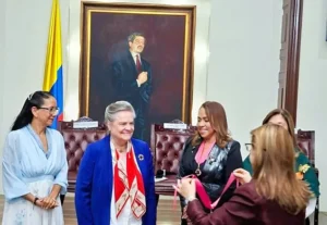 Senadora Clara López y congresistas de la Comisión de la Mujer recibieron la Orden Policarpa Salavarrieta